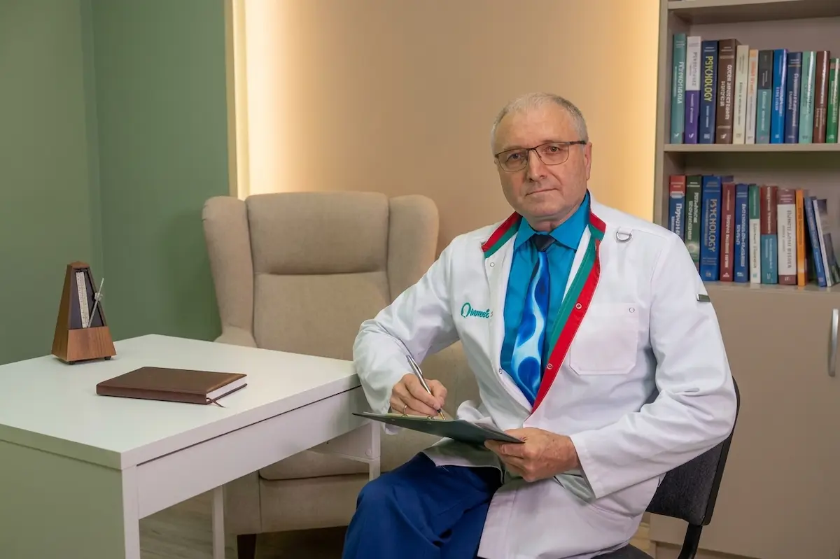 Бобровский Андрей Вениаминович, врач-психотерапевт, кандидат медицинских наук, ведёт онлайн-занятие по гипнозу